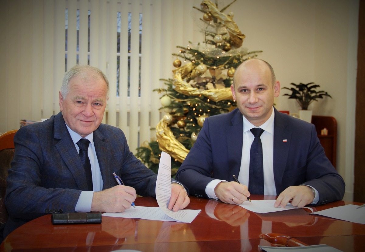 Zdjęcie prezydenta Marcina Witko oraz wójta Franciszka Szmigla z podpisania porozumienia