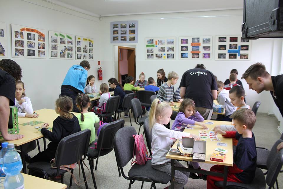 Zdjęcie dzieci uczestniczących w zajęciach feryjnych
