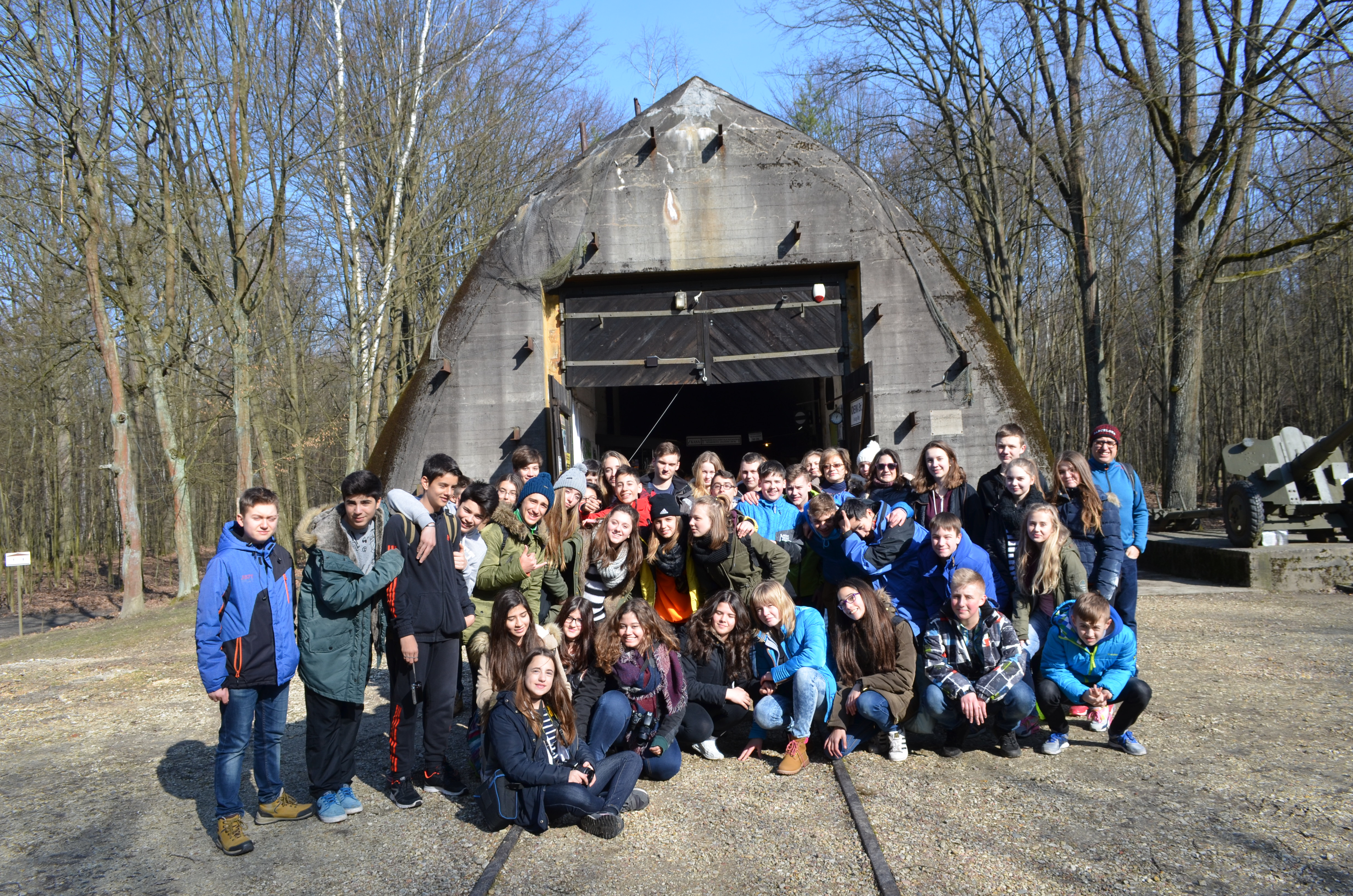 Zdjęcie uczniów biorących udział w projekcie przed bunkrem w Konewce