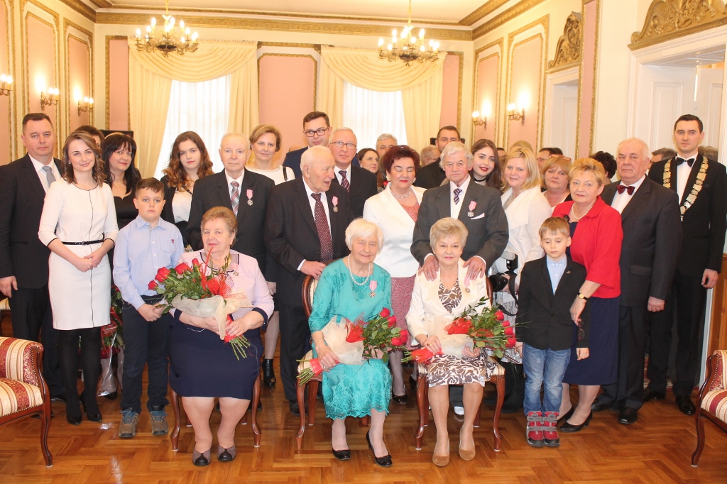 Na zdjęciu jubilaci wraz z rodziną i wiceprezydent Zofią Szymańską