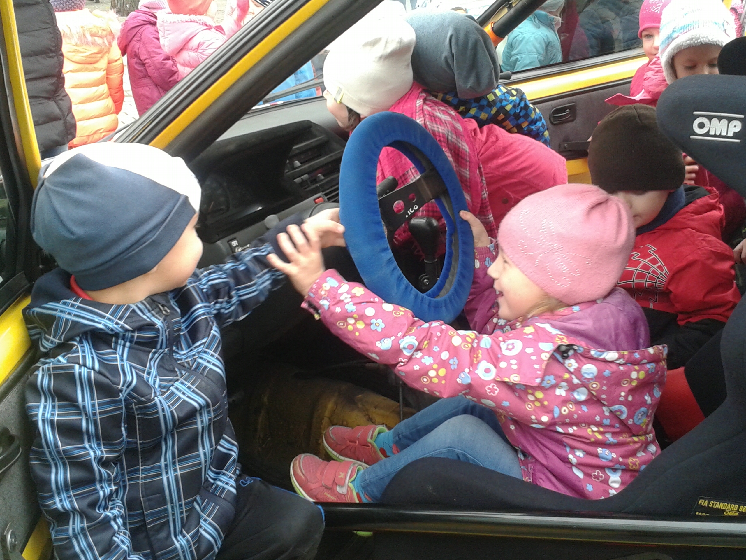 Zdjęcie dzieci w samochodzie