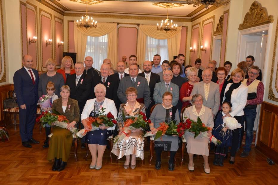Na zdjęciu świętujące pary z rodzinami i prezydentem Tomaszowa