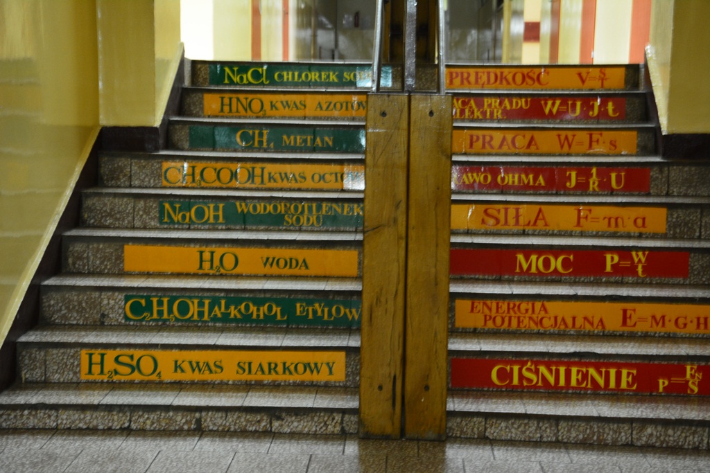 Na zdjęciu schody edukacyjne przedstawiające wzory chemiczne i fizyczne
