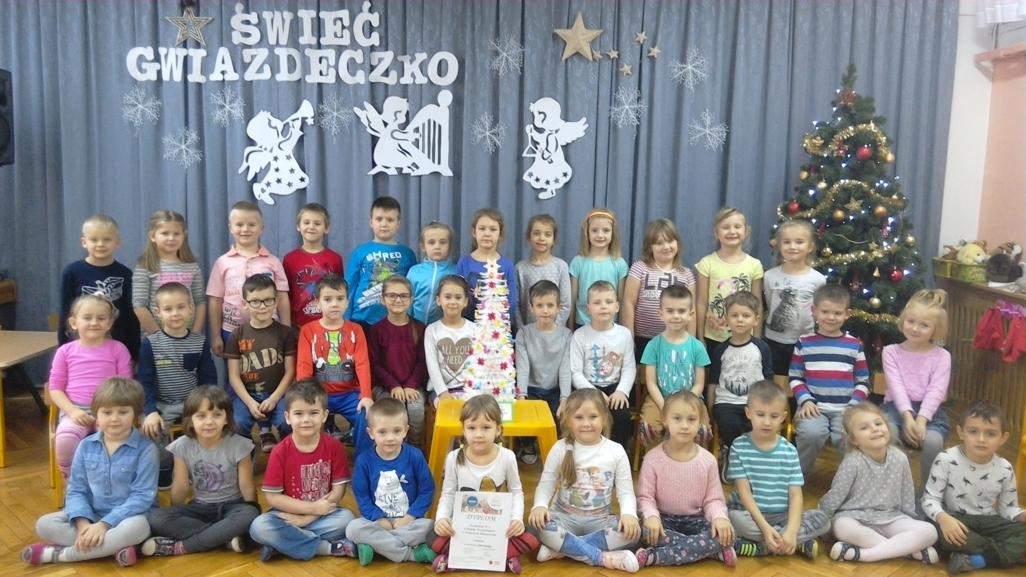 Zdjęcie przedszkolaków z pracą i nagrodą 
