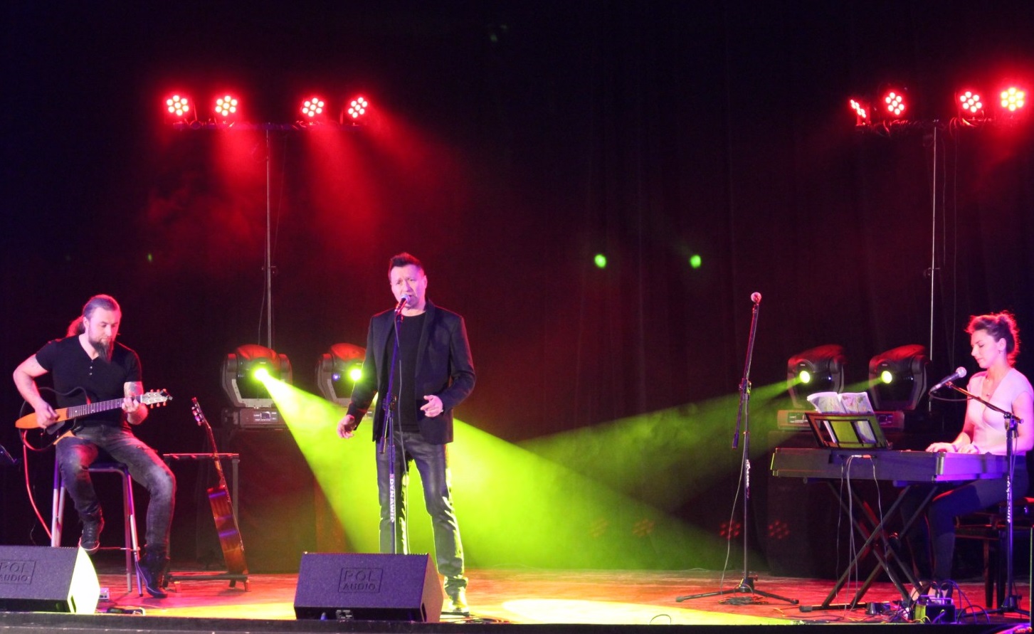 Jacek Kawalec podczas koncertu w Tomaszowie