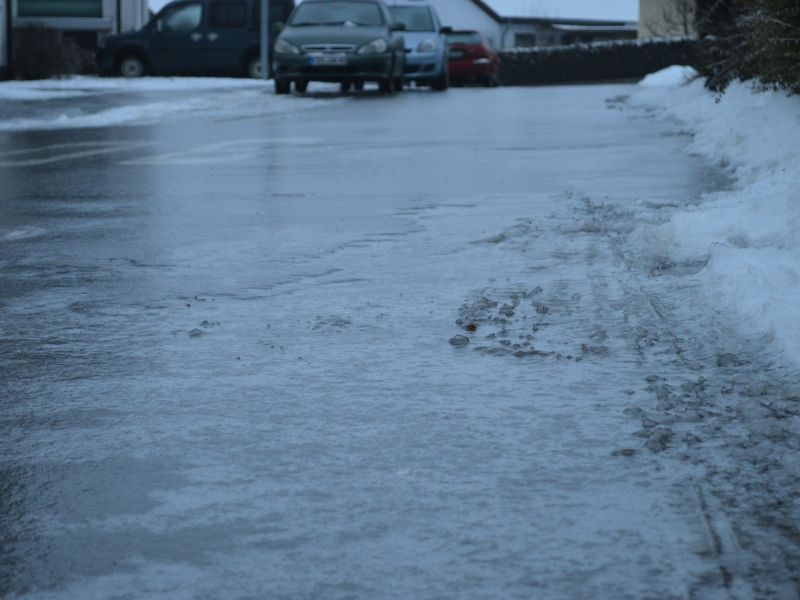 Na zdjęciu pokryta ulica lodem, marznącym deszczem