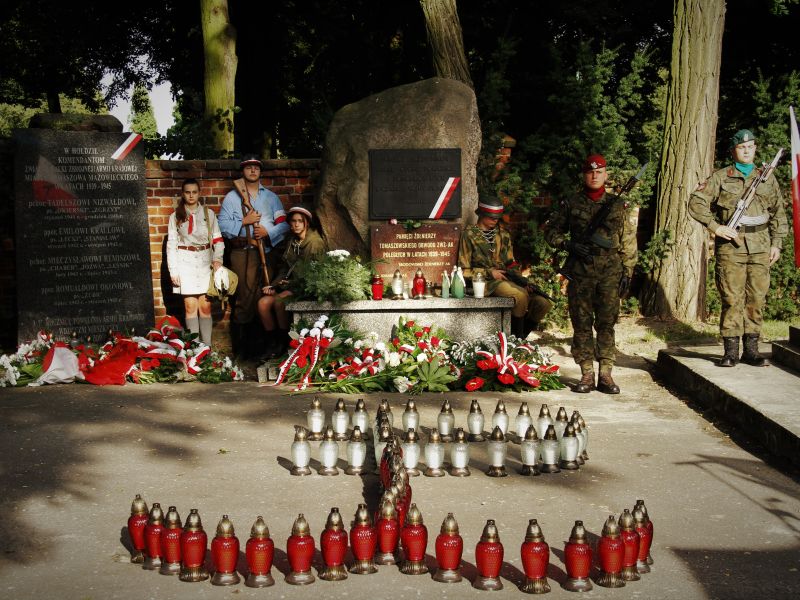 Na zdjęciu warta honorowa pod obeliskami poświęconymi ZWZ-AK i komendantom AK. Przed obeliskami ułożone 63 biało-czerwone znicze