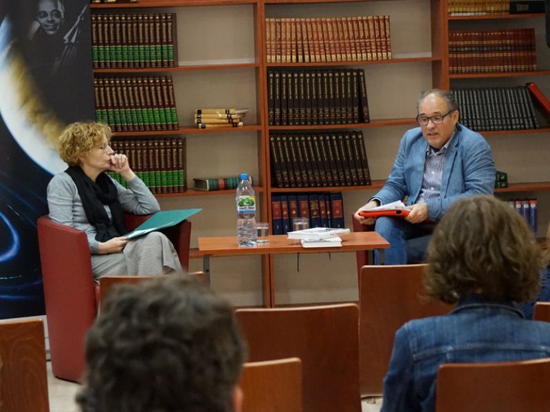 Na zdjęciu spotkanie autorskie autora książki 