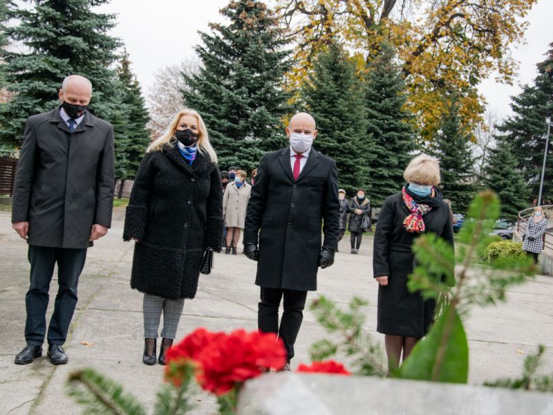 Na zdjęciu widać delegację władz  miasta po złożeniu kwiatów pod Pomnikiem Nieznanego Żołnierza z okazji Narodowego Dnia Niepodległości
