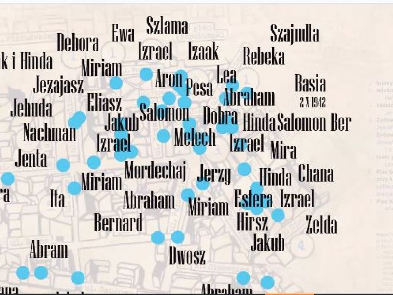Na zdjęciu grafika przedstawiająca imiona dzieci żydowskich na tle planu tomaszowskiego getta