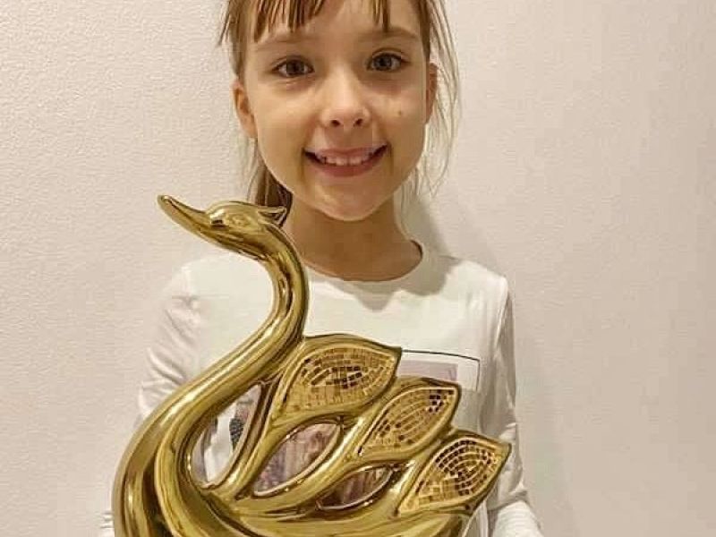 Na zdjęciu młoda wokalistka z MCK - laureatka konkursu wokalnego Złoty Łabędź w Rzeczycy