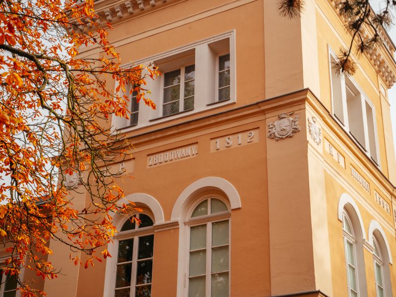 Na zdjęciu fragment wieży Pałacu Ostrowskich/ Muzeum w Tomaszowie Mazowieckim z widoczna inskrypcja na elewacji z datą budowy obiektu