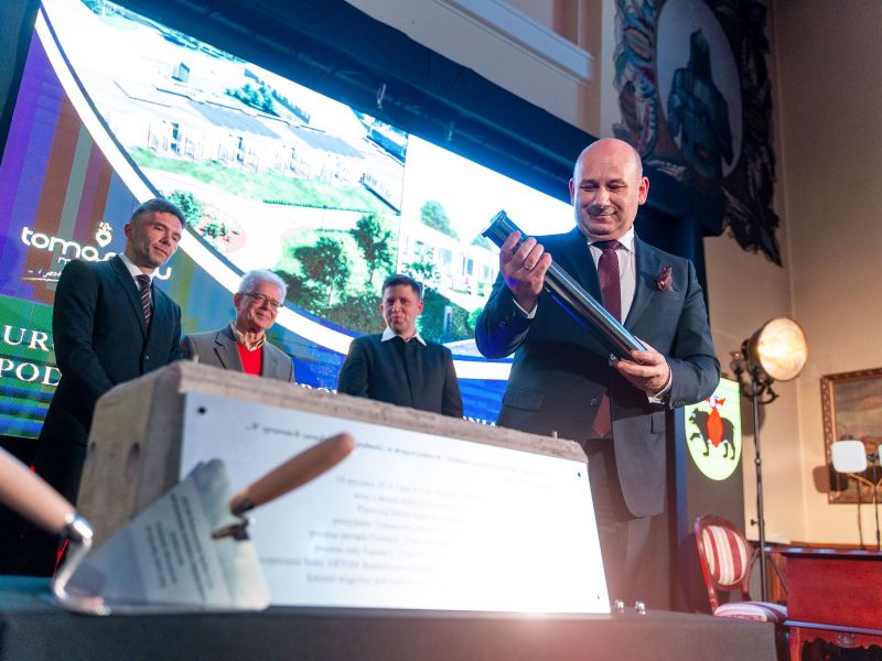 Na zdjęciu prezydent miasta wkłada urnę z aktem erekcyjnym do kamienia węgielnego pod budowę tomaszowskiego hospicjum