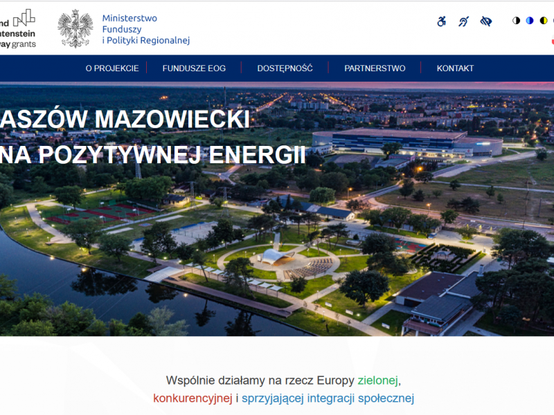 Na zdjęciu strona tytułowa strony internetowej projektu Tomaszów Mazowiecki - Arena Pozytywnej Energii. Na zdjęciu w tle przystań miejska nocą