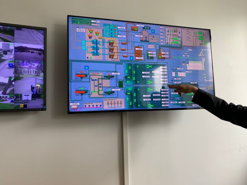 Na zdjęciu widaćekrany monitorów wyświetlające schemat związany z działaniem Klastra Energii. Ekran z siecią powiązań i ikonek 