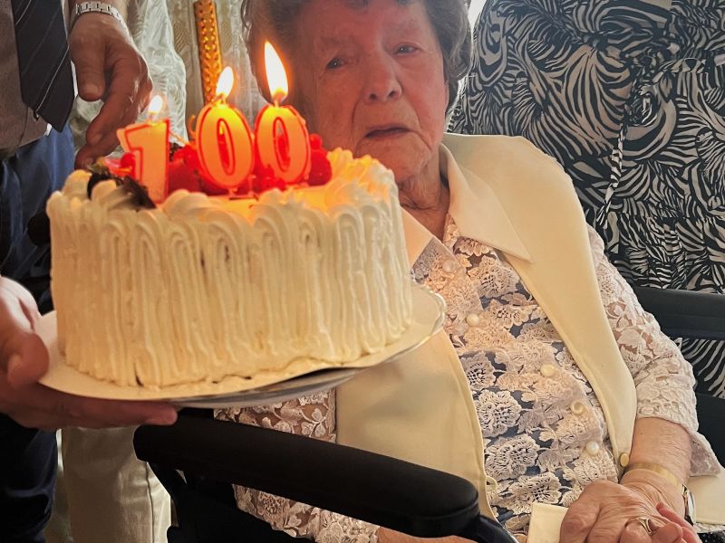 Na zdjęciu obchodząca setne urodziny pani Łucja Król. Pani Łucja na wózku,obok tort okolicznościowy do zdmuchnięcia świeczek