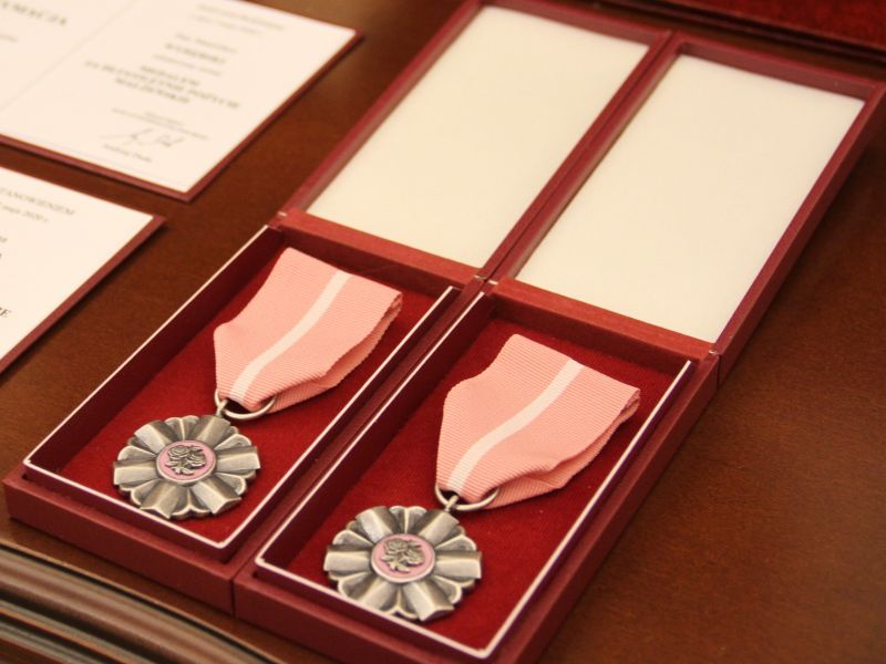 Na zdjęciu medal za Długoletnie Pożycie Małżeńskie Prezydenta RP