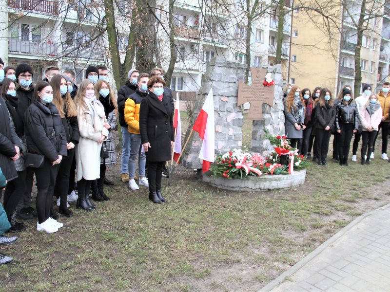 Na zdjęciu uczniowie szkół ponadpodstawowych przy pomniku Żołnierzy Wyklętych. Wszyscy w maseczkach