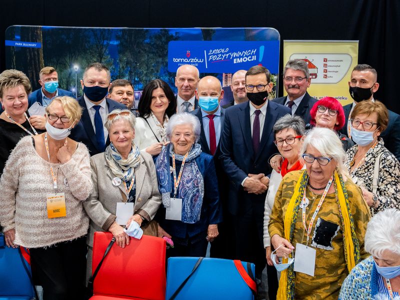 Na zdjęciu uczestnicy Ogólnopolskich Senioraliów zdjęcie grupowe z premierem Morawieckim oraz władzami miasta i powiatu
