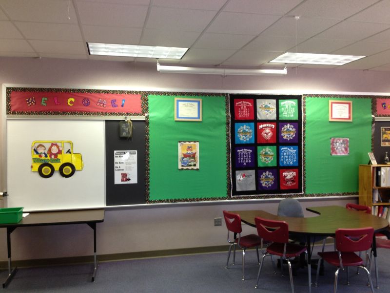 Na zdjęciu sala dydaktyczna w szkole podstawowej. Widać stolik, krzesła i tablice poglądowe