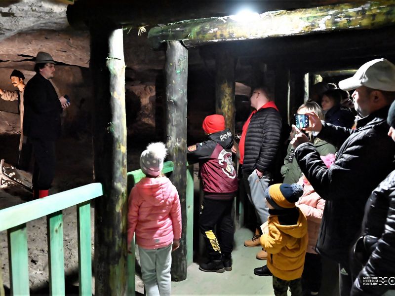 Na zdjęciu grupa zwiedzajacych sopotyka diabła nagórzyckiego w Podziemnej Trasie Turystycznej Groty Nagórzyckie