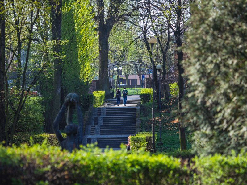 Na zdjęciu schody w Parku Solidarność. Park sfotografowany w aurze wiosennej