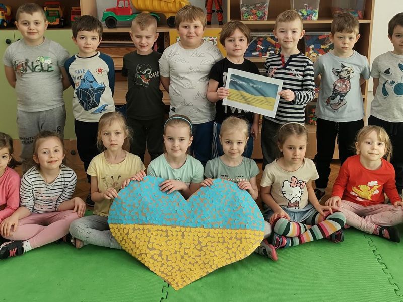 Na zdjęciu przedszkolaki z sercem w barwach narodowych Ukrainy oraz z plakatem Pomoc dla Ukrainy