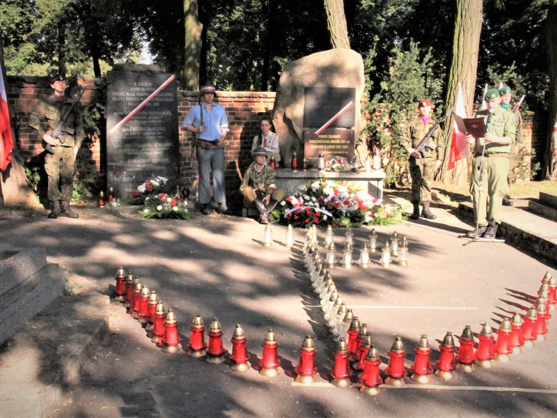 Na zdjęciu uroczystość upamiętnienia rocznicy Powstania Warszawskiego - honorowe warty, znak PW ułożony z 63 zniczy