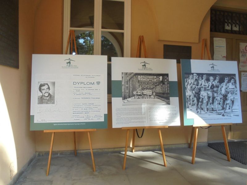 Na zdjęciu trzy tablice z historią biegacza Bronisława Malinowskiego, patrona tomaszowskiego biegu jego imienia, składające się na wystawę w muzeum poświęconą imprezie