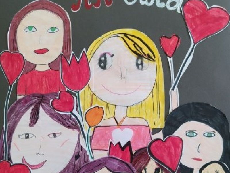 Na zdjęciu praca wyróżniona w konkursie Laurka dla Akowca. na laurce uśmiechnięte dzieci trzymają serduszka na patyku