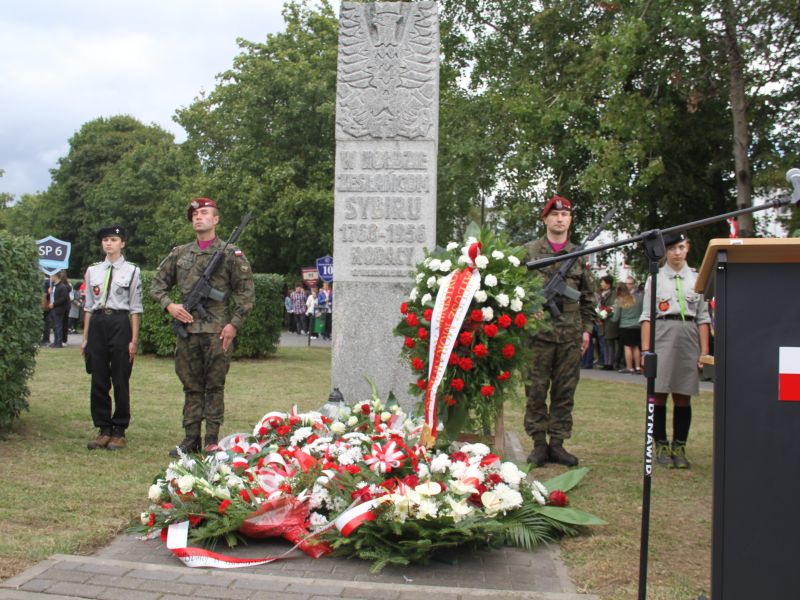 Na zdjęciu kwiaty pod Pomnikiem Zesłańców Sybiru oraz warta honorowa z okazji 17 września