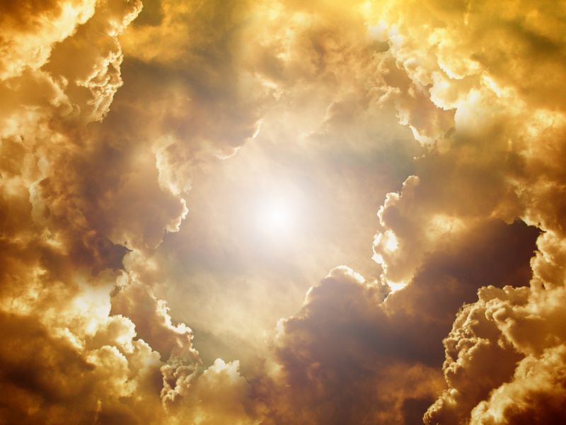 Na zdjęciu ostre słońce wyzierające zza chmur