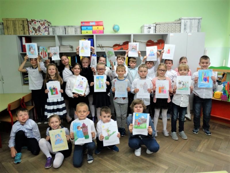 Na zdjęciu dzieci ze SP nr 12 prezentujący prace plastyczne na temat patrona szkoły - Jana Pawła II