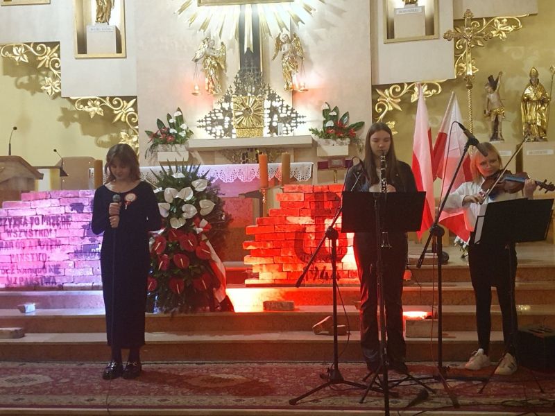 Na zdjęciu uczestnicy gali pieśni patriotycznj w Kościele pw. Św. Marcina
