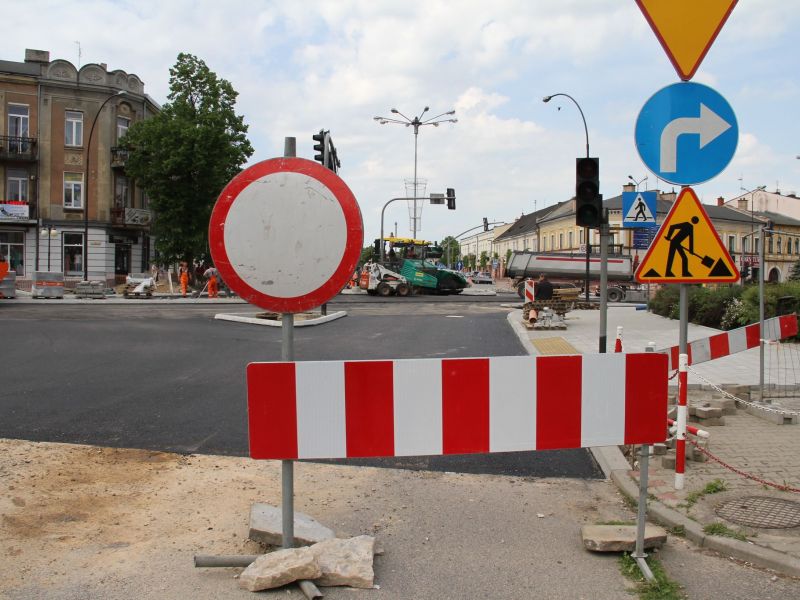 na zdjęciu widać remont drogi na skrzyżowaniu ulic Warszawska i Św. Antoniego. na pierwszym planie barierka i znak 