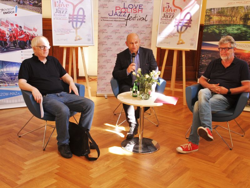 Na zdjęciu konferencja dotycząca Love Polish Jazz Festival w sali obrad UM. Na fotografii prezydent miasta, dyrektor MCK i dyrektor artystyczny festiwalu podczas omawiania programu