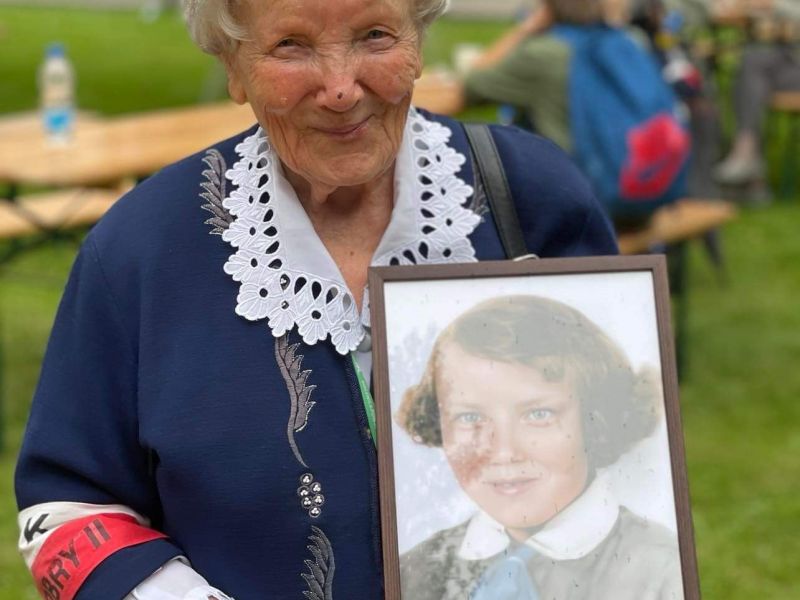 na zdjęciu stulatka pani Zofia Czekalska, jubilatka trzyma w ręku swój portret z młodości