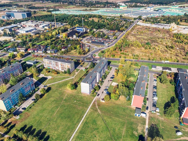 Na zdjęciu panorama z drona rejonu ulic Zawadzkiej i Milenijnej. Na zdjęciu widać bloki mieszkaniowe, tereny zielone i ulice