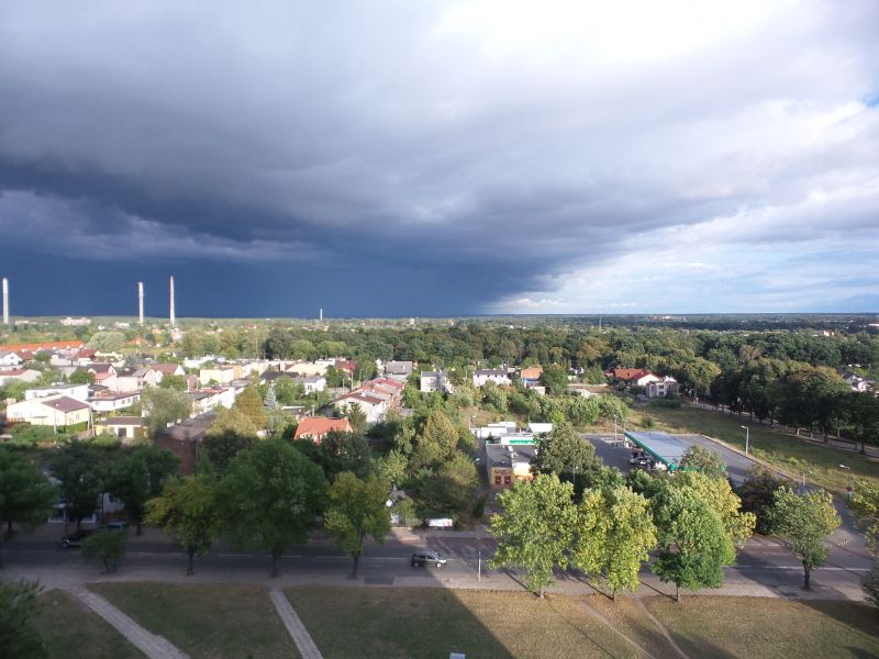 Na zdjęciu panorama Tomaszowa Mazowieckiego na tle zachmurzonego nieba