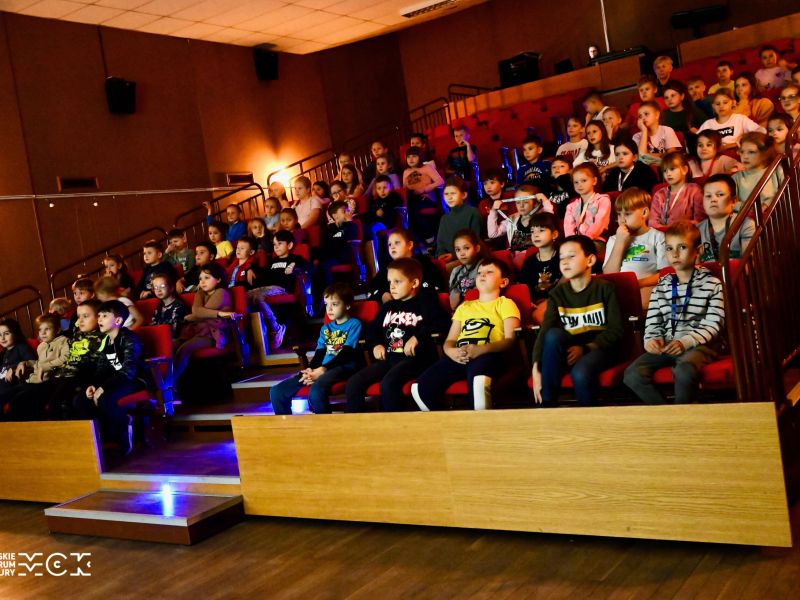 Na zdjęciu małe dzieci podczas seansu filmowego w sali kinowej KiTKa w MCK. Dzieci siedzą na widowni