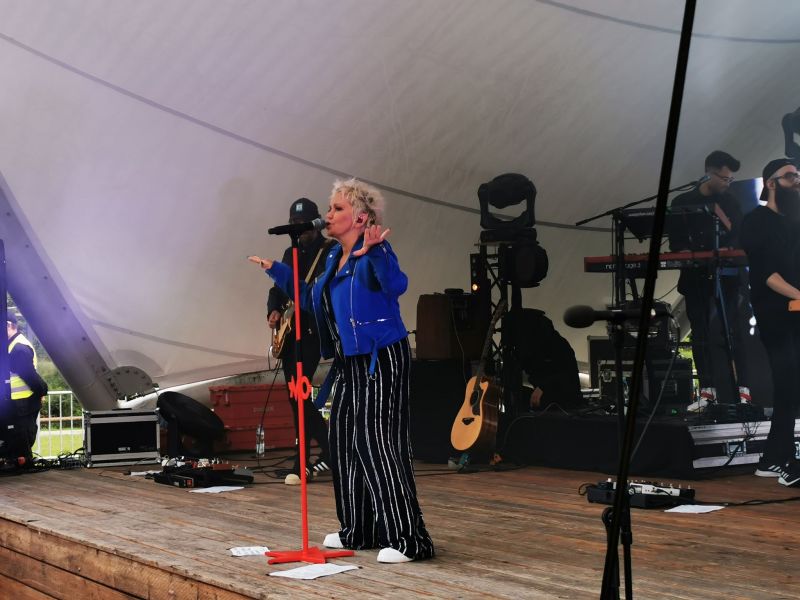 Na zdjęciu Małgorzata ostrowska podczas koncertu na pikniku z okazji Forum Trzeźwości