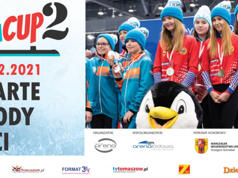 Na zdjęciu baner zawodów Arena Cup 2, na banerze grupa młodych łyżwiarek pozująca do zdjęcia z maskotką Areny - pingwinem
