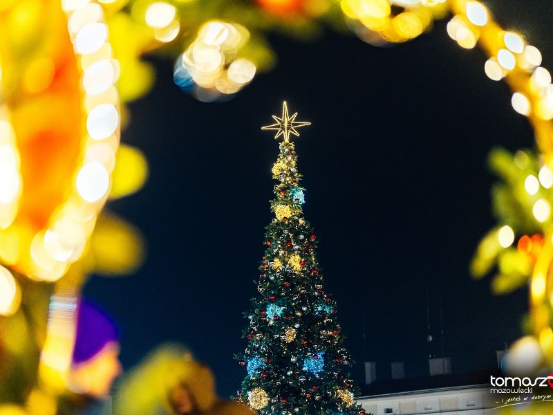 Na zdjęciu świąteczne oświetlenie na placu Kościuszki. Widąć choinkę i inne światełka