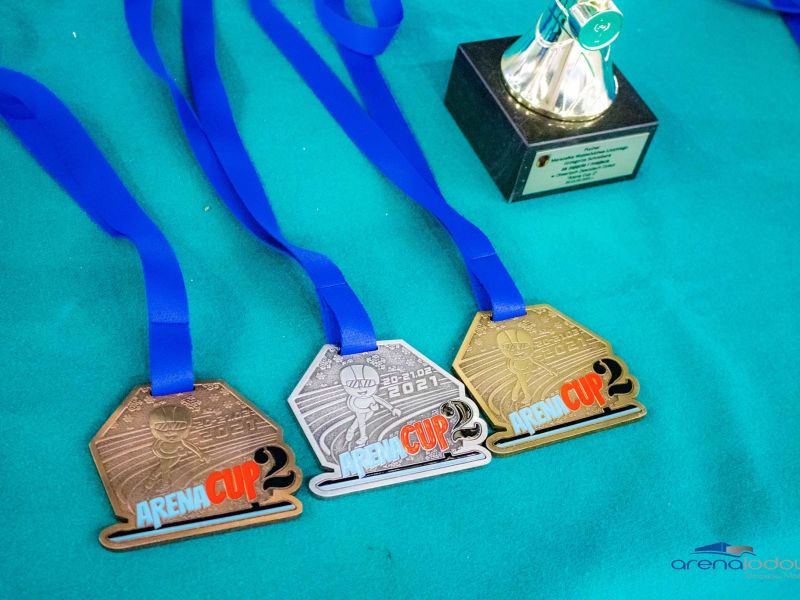 Na fotografii medale i puchar dla zawodników zawodów Arena Cup 2 w Arenie Lodowej