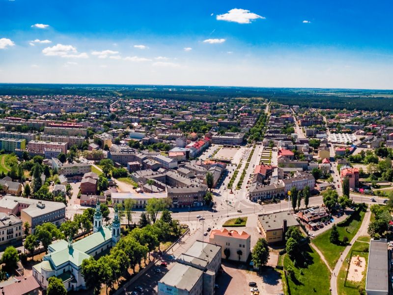 Na zdjęciu panorama placu Kościuszki zdjęcie z lotu ptaka. Widfać szereg kamienic i plan ulic