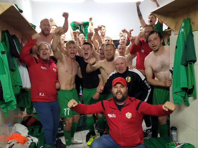 Na zdjęciu piłkarze Lechii w szatni, manifestujący radość po utrzymaniu się w rozgrywkach III ligii. Zdjęte koszulki, radość