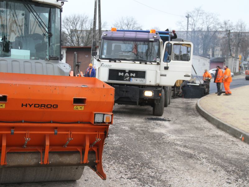 Na zdjęciu ciężki sprzęt drogowy podczas wylewania nawierzchni asfaltowej na ulicy Borek