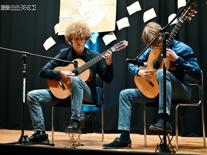 Na zdjęciu dwóch gitarzystów podczas recitalu muzyki klasycznej