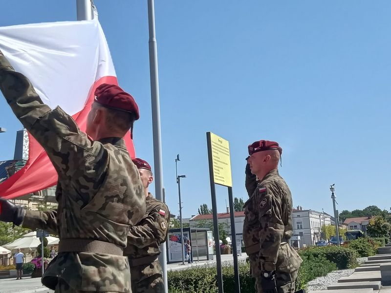 Na zdjęciu żołnierze 25 BKP podczas uroczystego wciągania flagi państwowej na maszt