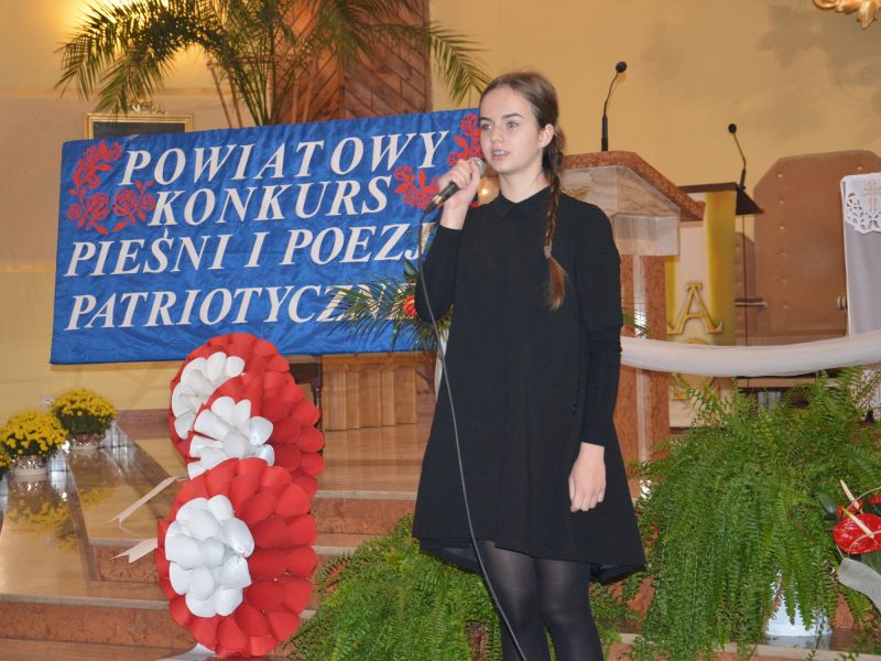Na zdjęciu laureatka konkursu pieśni patriotycznej. Wokalistka w czarnej sukience
